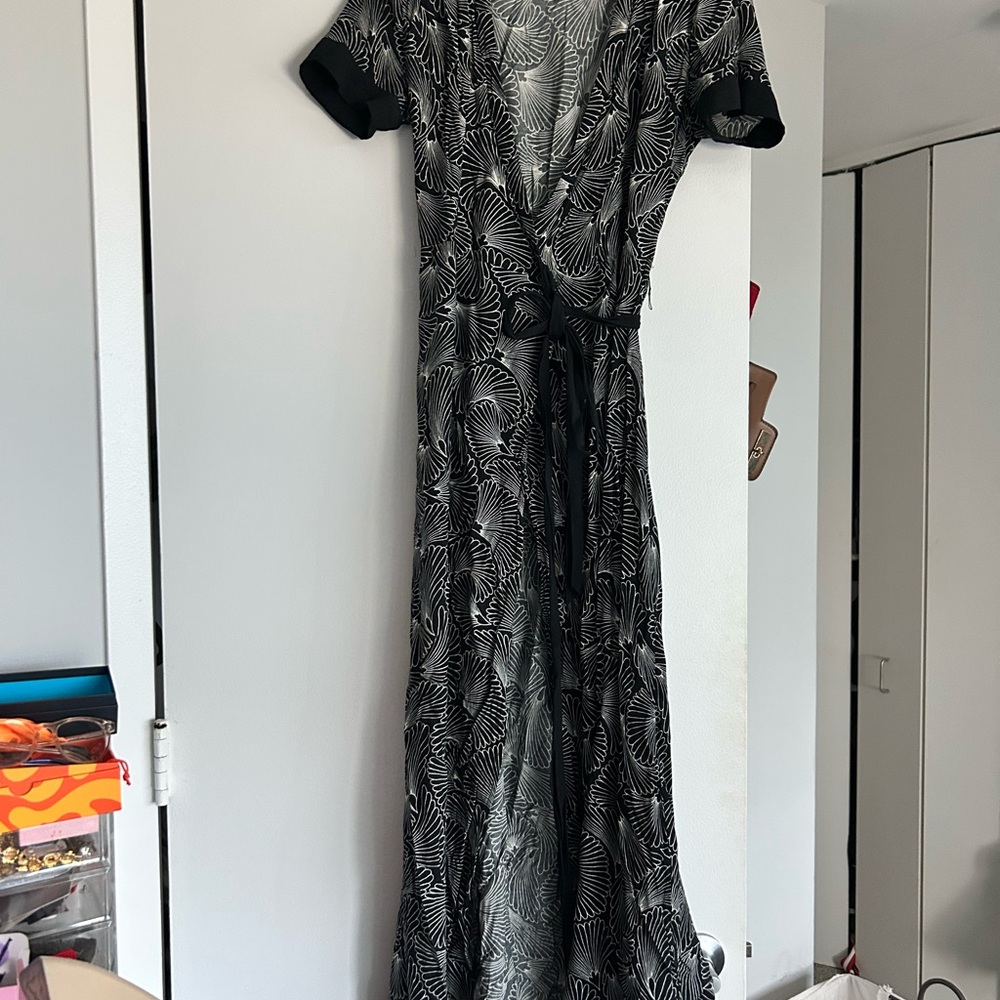 ModCloth Black and White Swirl Design Top